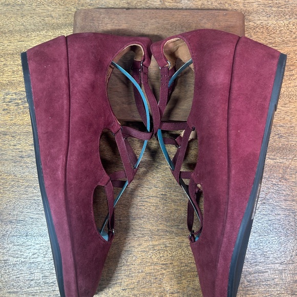 L’Amour Des Pieds Women's Benham Burgundy Suede Shoes - Picture 3 of 9